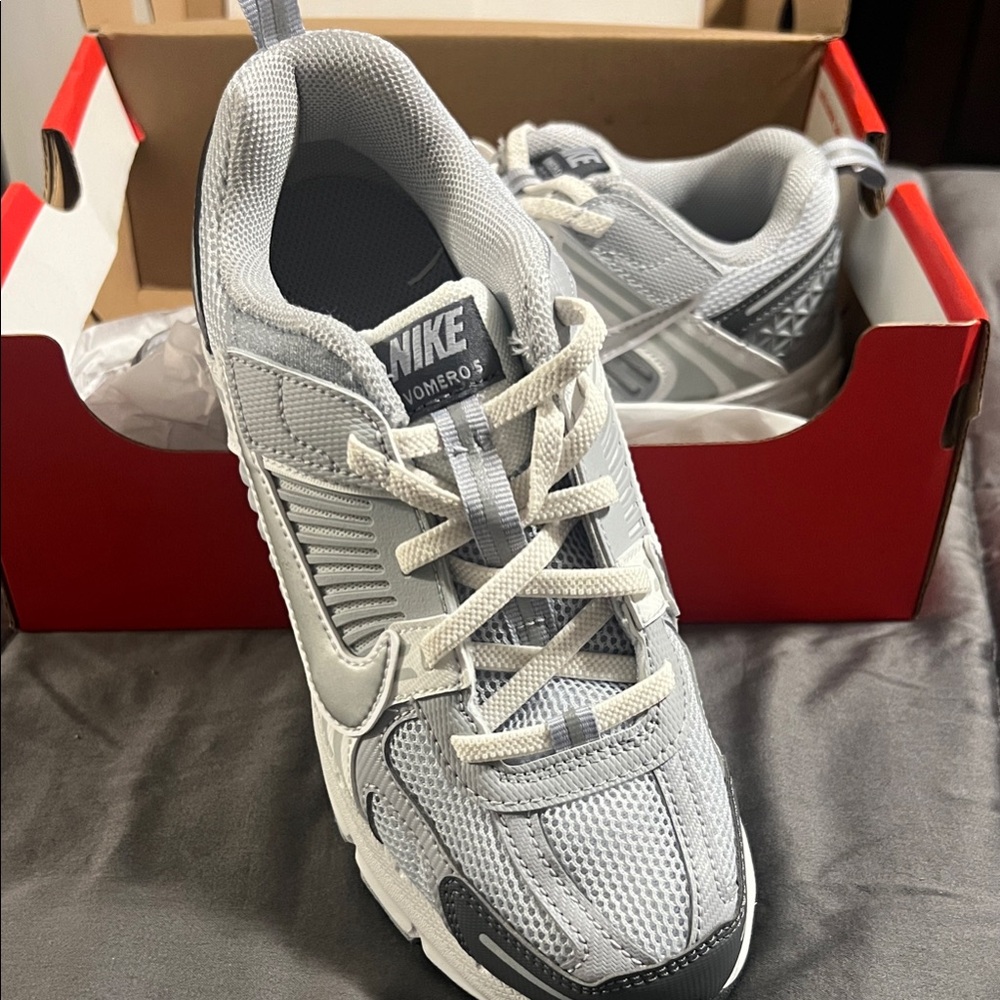 Nike Kids Sneakers in Light Gray and White